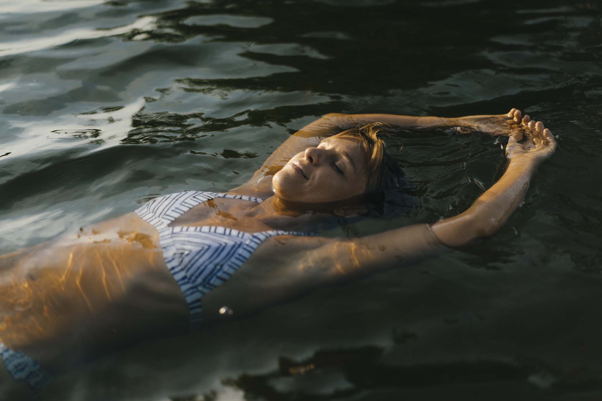 portrait-of-woman-floating-in-a-lake-QSNXM27.jpg